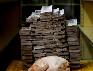 Βενεζουέλα: Με πάκους από χρήματα πληρώνουν ρύζι - κοτόπουλο και χαρτιά υγείας (φωτό)